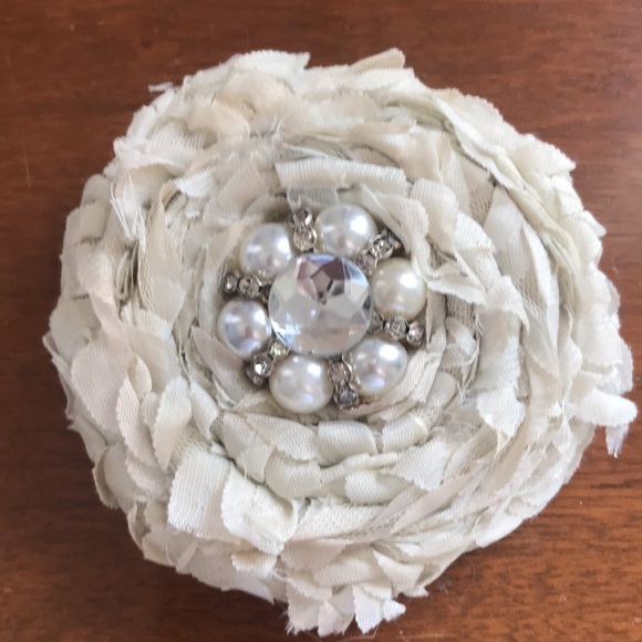 Ruff edged floral brooch in EUC 🌻 - Picture 6 of 7